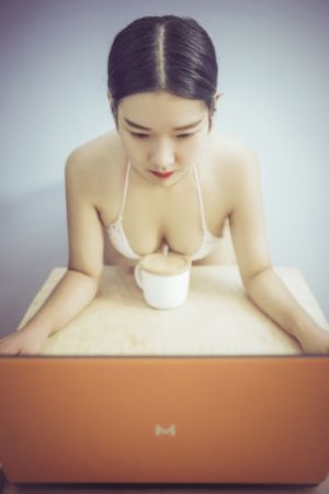 《苹果》浴室激情视频